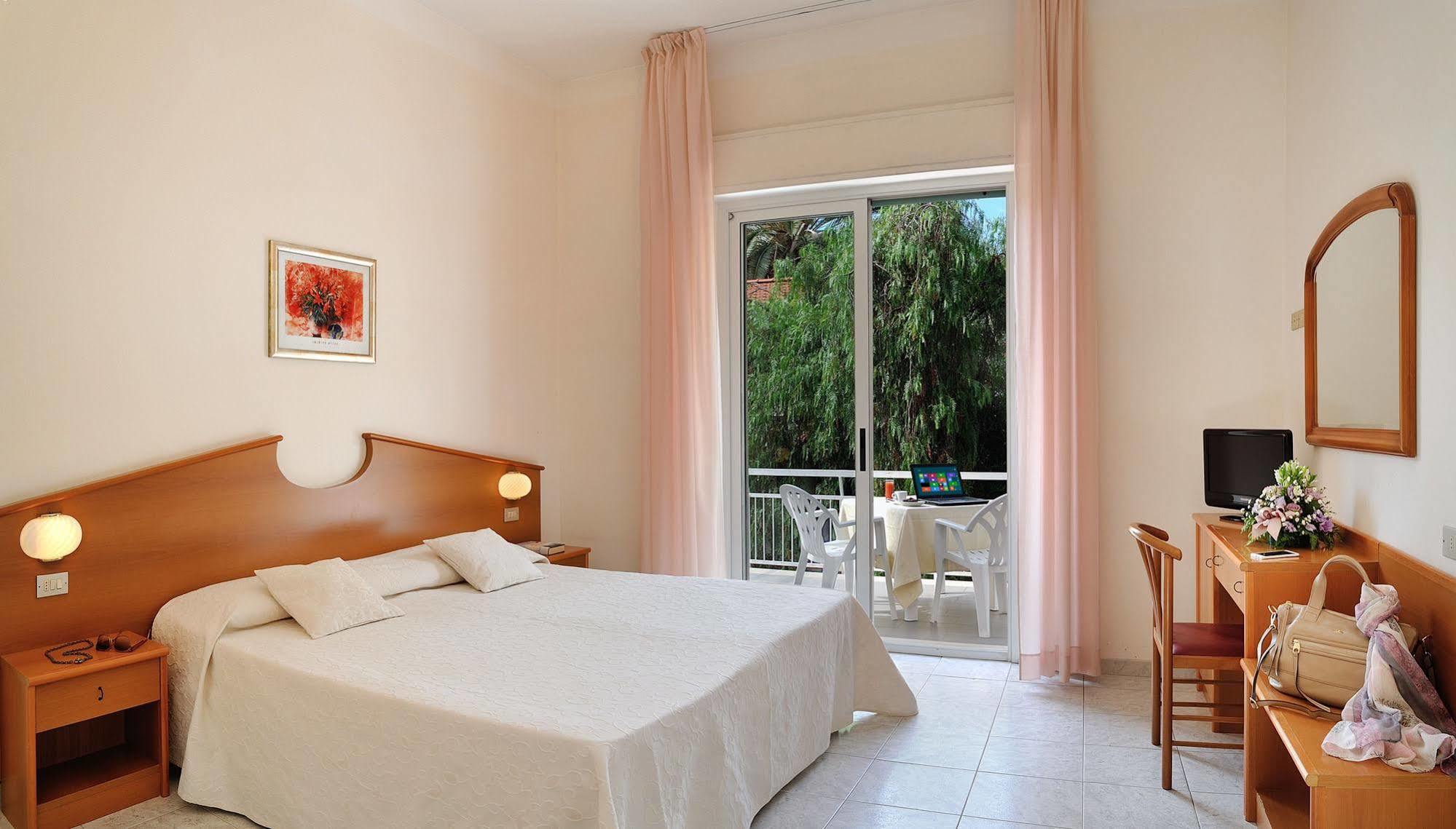 Hotel Helios Diano Marina Exterior photo